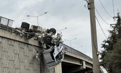 İzmir’de kontrolden çıkan tır viyadükte asılı kaldı