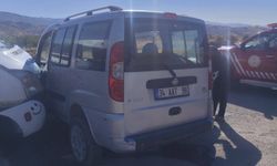 Malatya'da minibüs ile hafif ticari araç çarpıştı: 3 yaralı