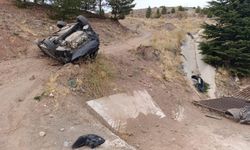 Malatya'da otomobil su kanalına girerek takla attı