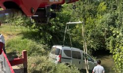 Mardin’de hafif ticari araç yol kenarına savruldu: 4 yaralı