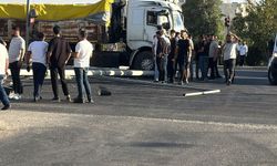 Mardin’de tır trafik ışıklarına çarptı: Yol trafiğe kapandı