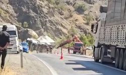  Siirt-Bitlis karayolunda tır devrildi: Yol trafiğe geçici olarak kapandı
