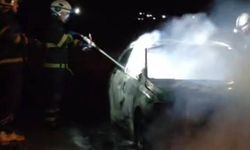 Batman'da alevlere teslim olan araç hurdaya döndü