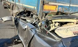 Ceyhan'da feci kaza: Otomobil tıra arkadan çarptı, sürücü hayatını kaybetti