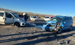 Elazığ’da iki hafif ticari araç çarpıştı: 1 yaralı