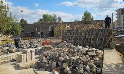 Yıkılan tarihi yapı yeniden yapılmaya başlandı