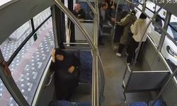 Bursa’da yolcunun kalp krizi geçirme anı saniye saniye kameraya yansıdı
