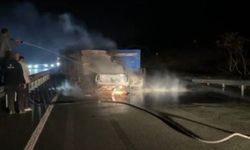 Elazığ’da feci kaza: Otomobil traktöre çarpıp yandı, 2 yaralı