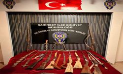 Gaziantep'te bir evde çok sayıda silah ve kesici alet ele geçirildi