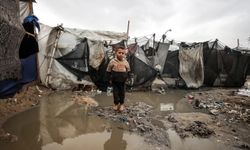 Gazze'de on binlerce çadır sular altında kaldı, yüzbinler felaketi yaşıyor