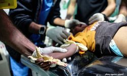 Gazze’de yürek burkan an: Yaralı çocuk hastaneye kanlı ekmeğiyle getirildi