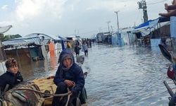 Güney Gazze'de saldırılar devam ederken yağışlar binlerce çadırı sular altında bıraktı