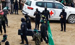 HAMAS anlaşmaya bağlı kalarak 3 siyonist esirin cesedini daha Kızılhaç'a teslim etti