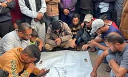 Han Yunus'ta yıkılan evin enkazından iki şehidin cenazesi çıkarıldı