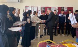 HÜDA PAR'lı Belediye Başkanı Özhan, üniversite adaylarına ücretsiz kaynak kitap dağıttı