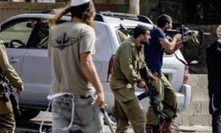 İşgalci siyonistler Filistinli çiftçilere saldırdı, biri ağır iki kişiyi yaraladı