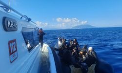İzmir açıklarında 29 düzensiz göçmen yakalandı