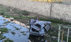 Mardin’de kontrolden çıkan otomobil dereye yuvarlandı: 3 yaralı 