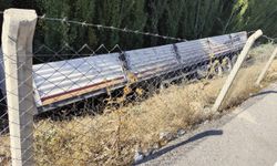 Mardin’de seyir halindeki tır’ın dorsesi  çıkarak uçuruma yuvarlandı