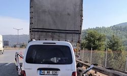 Mersin’de hafif ticari araç kamyona çarptı: 3 ölü, 3 yaralı