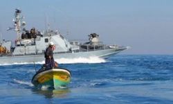 Siyonist rejim donanması Gazze açıklarında 3 balıkçıyı esir aldı
