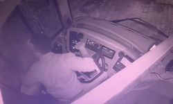 Trafikte yolcu otobüsü sürücüsüne silahla ateş açma anı kameralara yansıdı