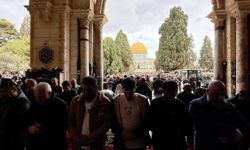 Tüm engellere rağmen on binlerce kişi Mescid-i Aksa’da cuma namazı kıldı