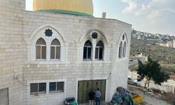 Yahudi çeteler Batı Şeria'da bir camiyi ateşe verdi