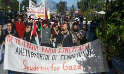 Yunanistan’ın Kefalonya Adası’nda işgalci siyonist turistleri taşıyan kruvaziyere protesto