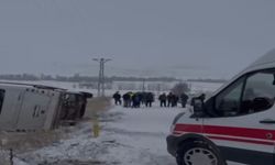 Adana'da işçileri taşıyan minibüs karda devrildi: Yaralılar var