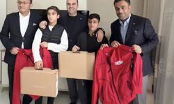 Bakan Kacır yolda buldukları altın dolu çantayı yetkililere teslim eden çocukları ödüllendirdi