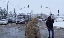 Batman Kıra Dağı'nda kar ve buzlanma nedeniyle trafik kapandı
