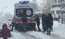 Batman'da ambulans yokuşta mahsur kaldı