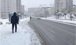 Bitlis’te yoğun kar yağışı ve fırtına: 180 köy yolu ulaşıma kapandı