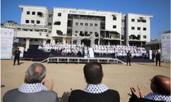 Enkazın ortasında mezuniyet: El-Şifa’da doktorlara diploma töreni