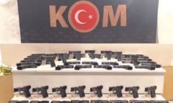 Eskişehir’de arızalı süsü verilen araçtan 480 tabanca ve binlerce silah parçası çıktı