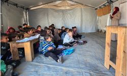 Gazze’de çocuklar çadırlarda eğitim görüyor
