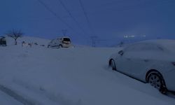 Güçlükonak'ta kar yolları kapattı, sürücüler köylere sığındı