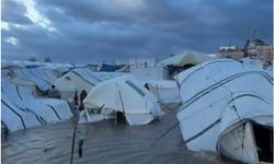 Han Yunus’ta çadırlar fırtına ve deniz suyuyla yerinden söküldü