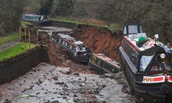 İngiltere'de dev obruk tekneleri yuttu