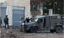 İşgal rejimi Batı Şeria’da düzenlediği baskınlarda 40’tan fazla Filistinliyi alıkoydu