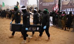 İşgalciler, Gazze'den bir siyonist esirin eşyalarını teslim aldı