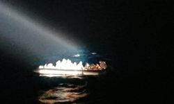 İzmir açıklarında sürüklenen lastik bottaki 37 göçmen kurtarıldı