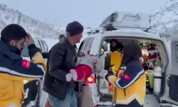  Kar altında zamanla yarış: 3 yaşındaki çocuk hastaneye ulaştırıldı
