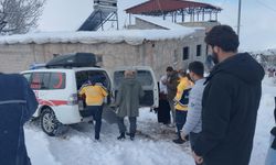 Karla kapalı köy yolunda zamanla yarış: Rahatsızlanan kadın hastaneye ulaştırıldı