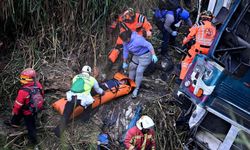 Kolombiya'da uçuruma yuvarlanan araçta 16 kişi öldü