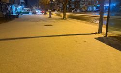 Konya merkezde mevsimin ilk karı yağdı