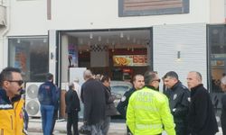 Malatya'da sürücüsünün direksiyon hâkimiyetini kaybettiği otomobil döner salonuna daldı