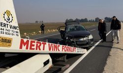 Mardin’de otomobil bariyerlere çarptı: 4 yaralı