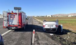 Mardin’de otomobil takla attı: 2 yaralı